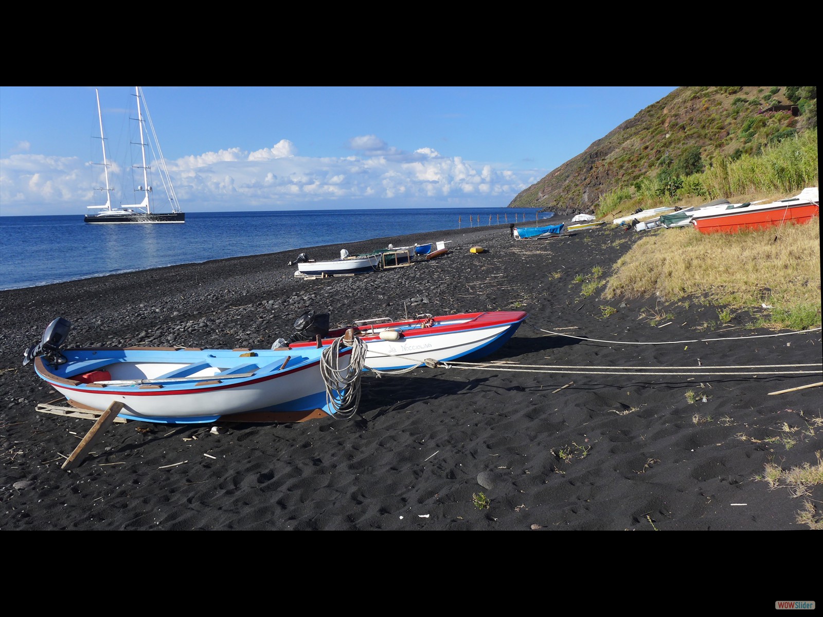 Juin: ìles éoliennes - plage à Stromboli